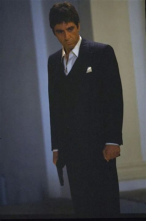 What's Tony Montana (Pacino) wearing in this SCARFACE 